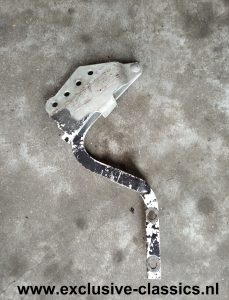 944.511.302.00 Hood hinge / Bonnet Bracket Porsche 924 & Porsche 944