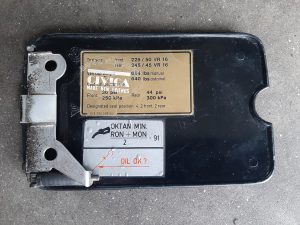 928.504.301.02 & 928.006.509.04 Tank klepje Porsche 928 Mat Zwart