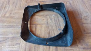 Headlight retaining ring right. 477805634