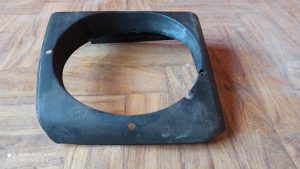 Headlight retaining ring right. 477805634