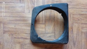Headlight retaining ring right. 477805634